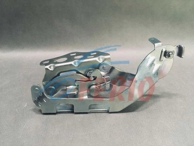 Петля капота левая для Mercedes-Benz C class W205 2014-2020 на фотографиях