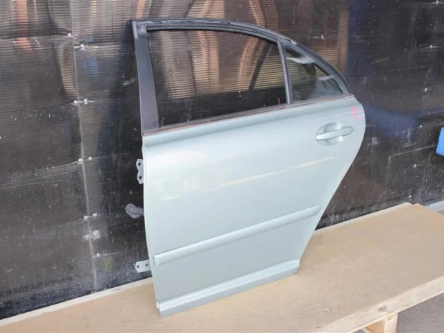 Двери для Toyota Avensis Универсал T250 2003-2008 на фотографиях