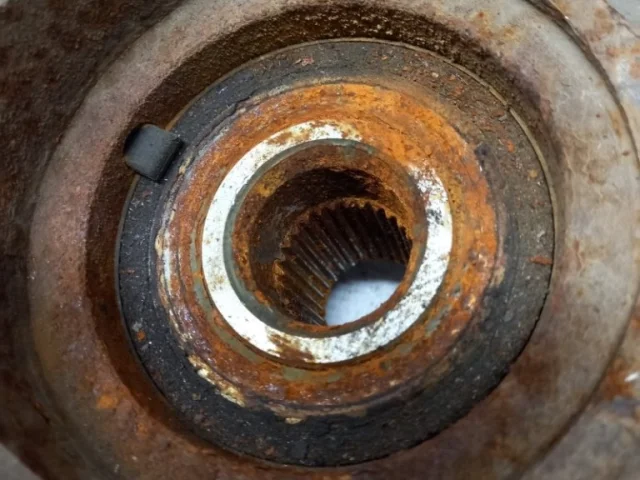 Кулак поворотный левый для Suzuki SX4 2006-2009 на фотографиях