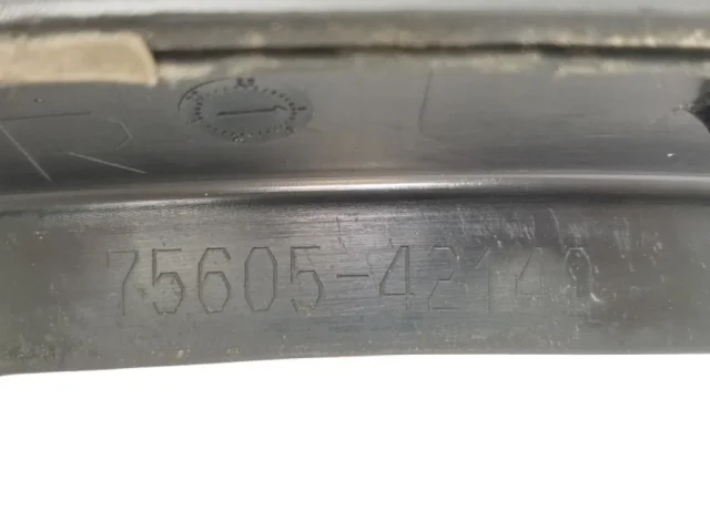 Молдинг крыла задний правый для Toyota RAV4 XA40 rest 2015-2019 на фотографиях