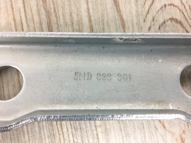 Крепление петли капота для Volkswagen Tiguan I NF 2006-2017 на фотографиях