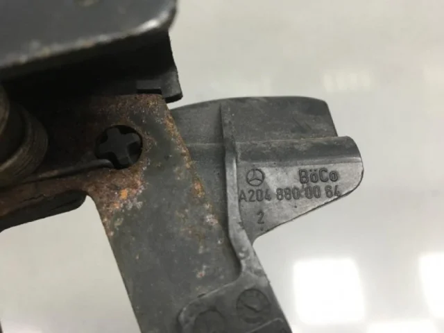 Замок капота правый для Mercedes-Benz C class W204 2007-2014 на фотографиях