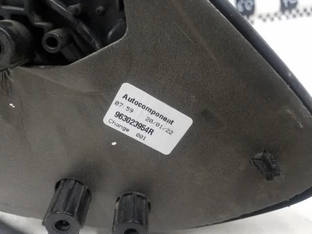 Стекла и зеркала для Renault Duster HM 2020+ на фотографиях