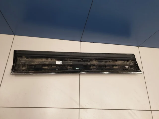 Накладка двери багажника для Volkswagen Touareg III (CR) 2018+ на фотографиях