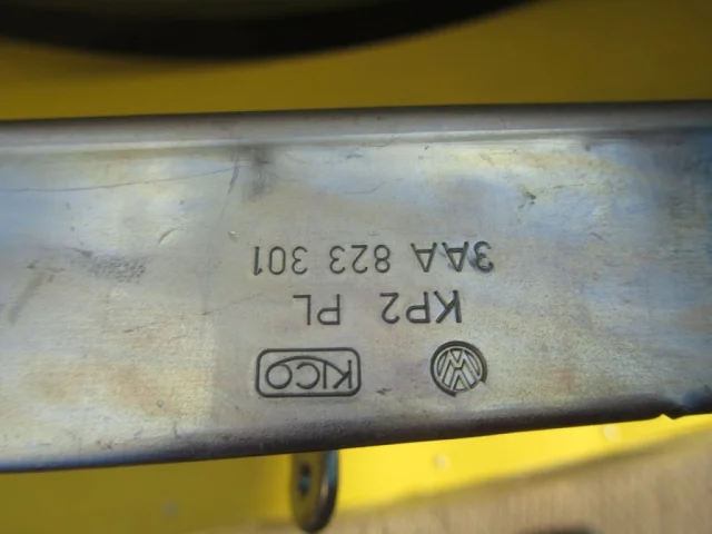 Петля капота левая для Volkswagen Passat Variant (B7) 2010-2014 на фотографиях