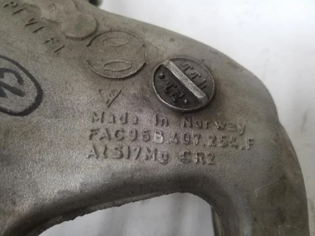 Кулак поворотный правый для Porsche Macan 95B 2014-2023 на фотографиях