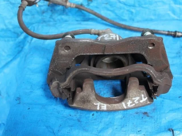 Суппорт передний левый для Toyota Avensis Седан T270 2008-2018 на фотографиях