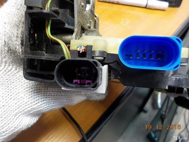 Уплотнитель передней правой двери для Volkswagen Touareg I (7L) 2002-2010 на фотографиях