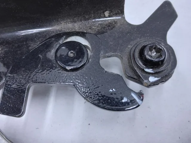 Петля капота левая для BMW 3er G20 2018+ на фотографиях