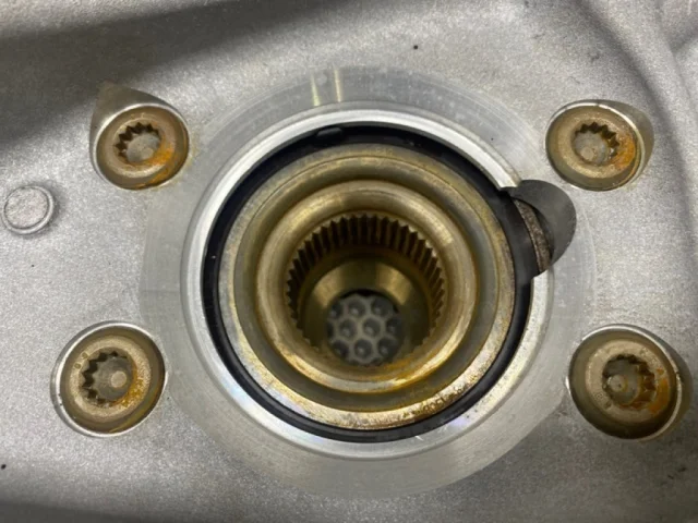 Кулак поворотный левый для Porsche Macan 95B 2014-2023 на фотографиях