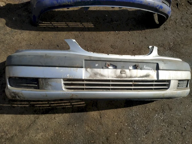 Бампер для Toyota Avensis Седан T220 1997-2003 на фотографиях