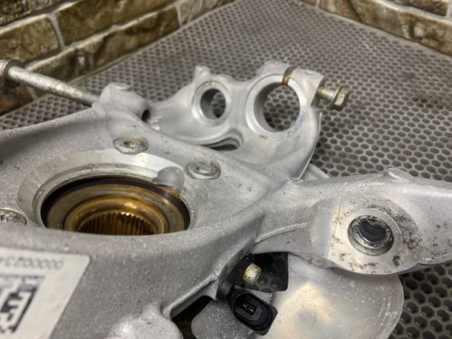 Кулак поворотный левый для Porsche Macan 95B 2014-2023 на фотографиях