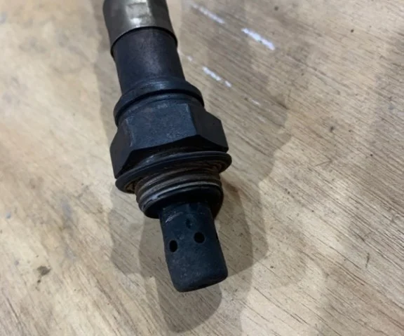 Лямбда-зонд (верхний) для Audi A6 C6 Avant 2004-2011 на фотографиях