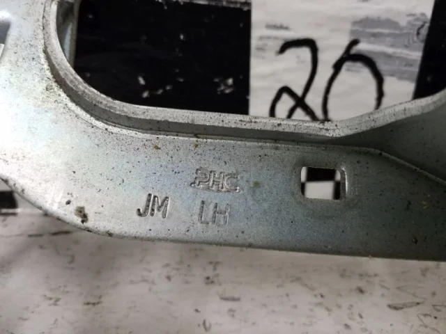 Петля капота левая для Hyundai Tucson JM 2004-2009 на фотографиях