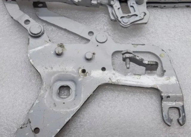 Петля капота левая для BMW X5 F15 (Ф15) 2013-2018 на фотографиях