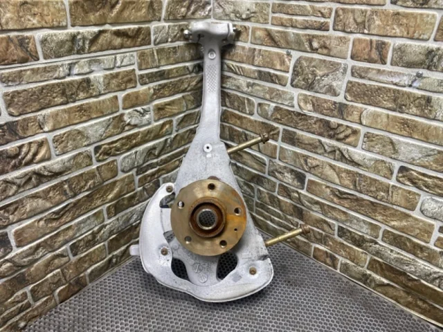 Кулак поворотный левый для Porsche Macan 95B 2014-2023 на фотографиях