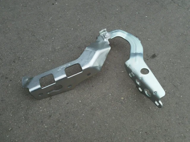 Петля капота левая для Mercedes-Benz C class C205 2014-2020 на фотографиях