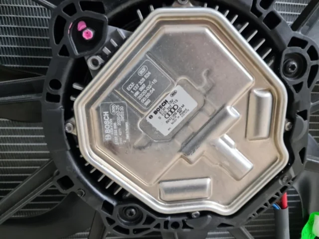 Панель радиатора (телевизор) для Audi Q8 4M 2018-2023 на фотографиях