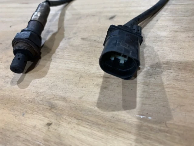 Лямбда-зонд (верхний) для Audi A6 C6 Avant 2004-2011 на фотографиях