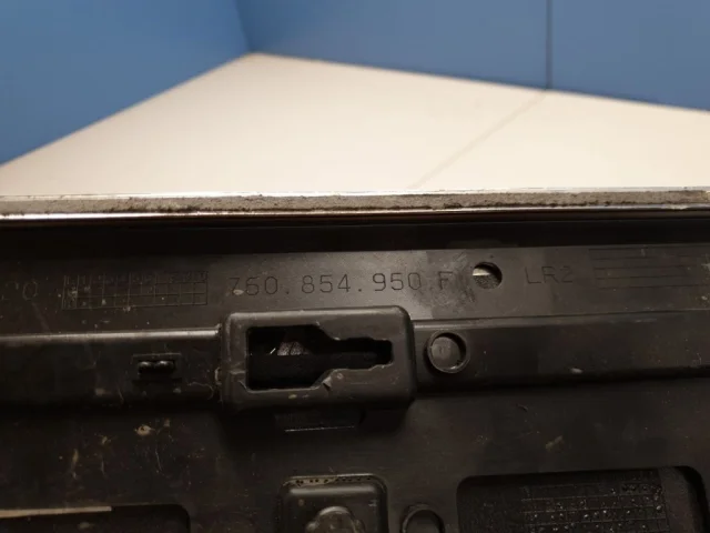 Молдинг двери задний правый для Volkswagen Touareg III (CR) 2018+ на фотографиях