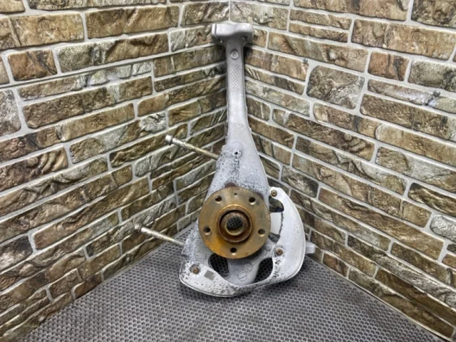 Кулак поворотный левый для Porsche Macan 95B 2014-2023 на фотографиях