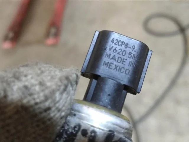 Датчик давления кондиционера для Nissan Qashqai J10 2006-2013 на фотографиях