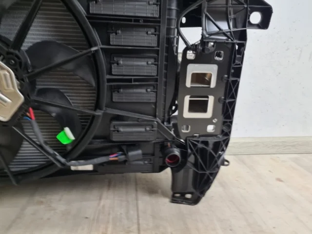 Панель радиатора (телевизор) для Audi Q8 4M 2018-2023 на фотографиях