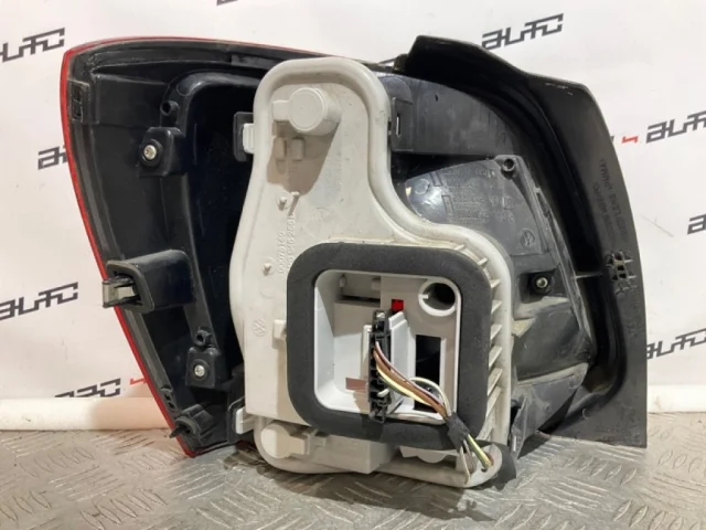 Фонарь правый для Volkswagen Polo V (6R) 2009-2014 на фотографиях