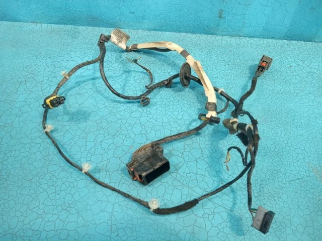 Уплотнитель передней правой двери для Opel Astra H Хэтчбек 2004-2014 на фотографиях