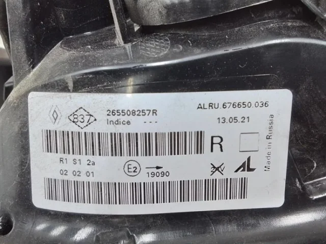 Фонарь правый для Renault Duster HM 2020+ на фотографиях