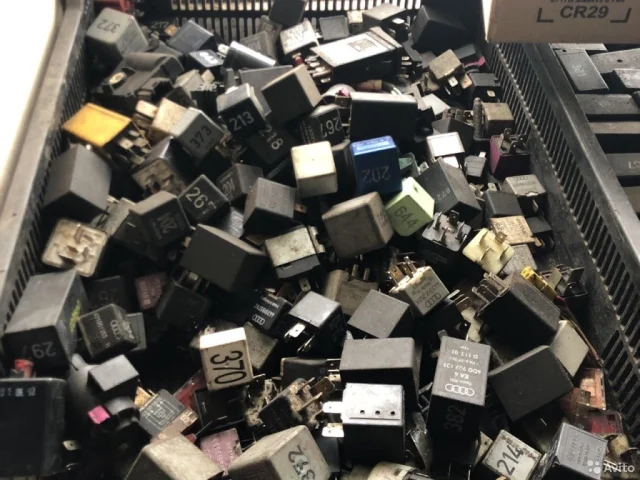 Реле компрессора пневмоподвески для Volkswagen Touareg II (7P5) 2010-2014 на фотографиях