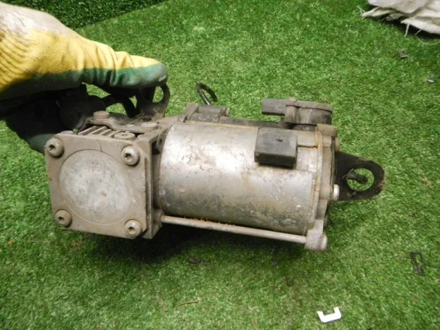 Компрессор пневмоподвески задний для Mercedes-Benz S class W222 2013-2017 на фотографиях