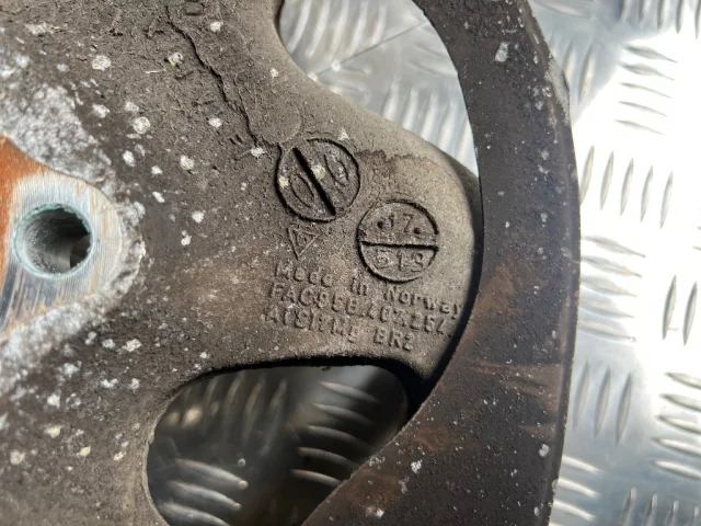 Кулак поворотный правый для Porsche Macan 95B 2014-2023 на фотографиях