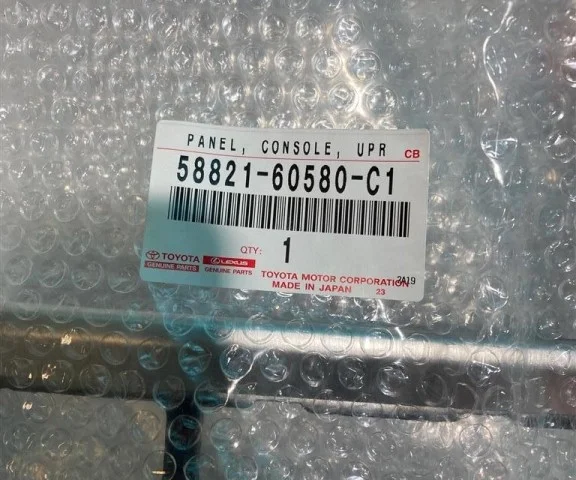 Накладка консоли АКПП (под дерево) для Toyota Land Cruiser J200 Rest2 2015-2021 на фотографиях