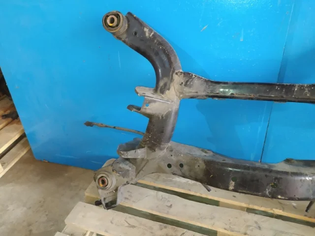 Задний подрамник для Nissan Teana J31 2003-2007 на фотографиях