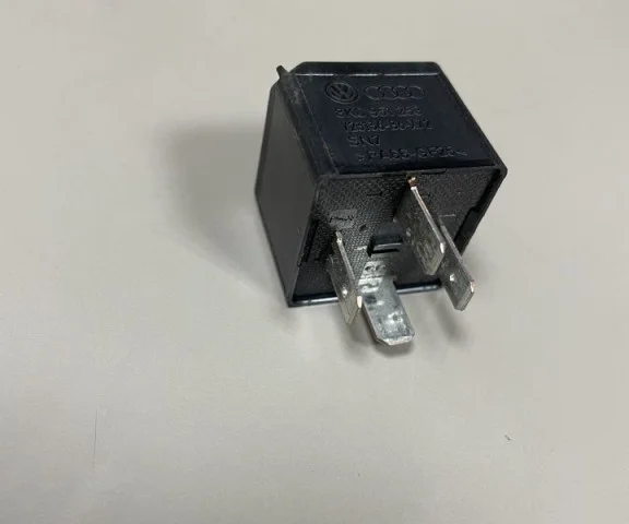 Реле компрессора пневмоподвески для Volkswagen Touareg II (7P5) 2010-2014 на фотографиях