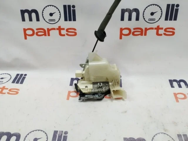 Уплотнитель передней правой двери для Audi A4 B8 2007-2015 на фотографиях