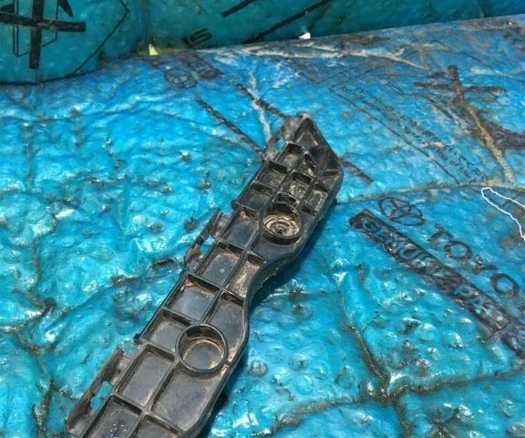 Направляющая бампера задняя правая для Toyota Land Cruiser 200 2007-2015 на фотографиях