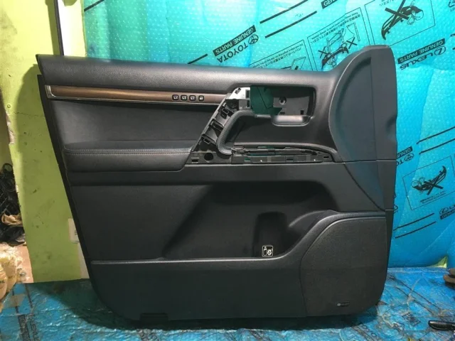 Обшивка двери передняя левая для Toyota Land Cruiser J200 Rest2 2015-2021 на фотографиях
