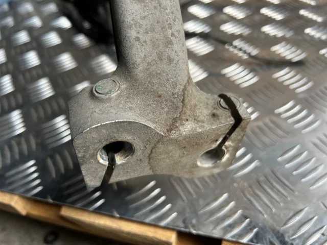 Кулак поворотный правый для Porsche Macan 95B 2014-2023 на фотографиях