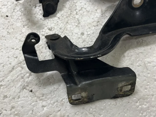 Петля капота левая для Nissan Almera G15 2012-2019 на фотографиях