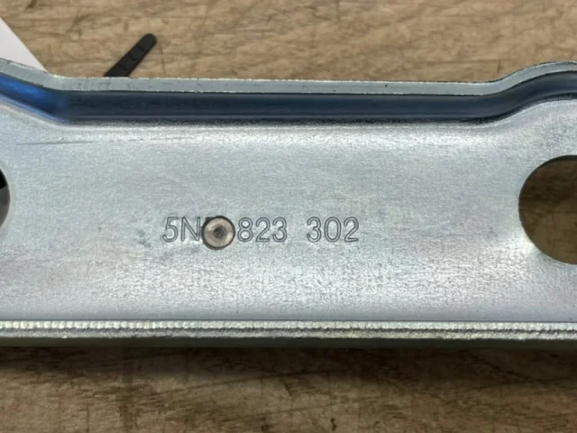 Крепление петли капота для Volkswagen Tiguan I NF 2006-2017 на фотографиях