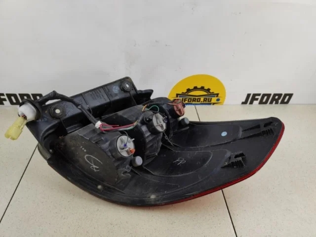 Фонарь левый для Suzuki SX4 2006-2009 на фотографиях