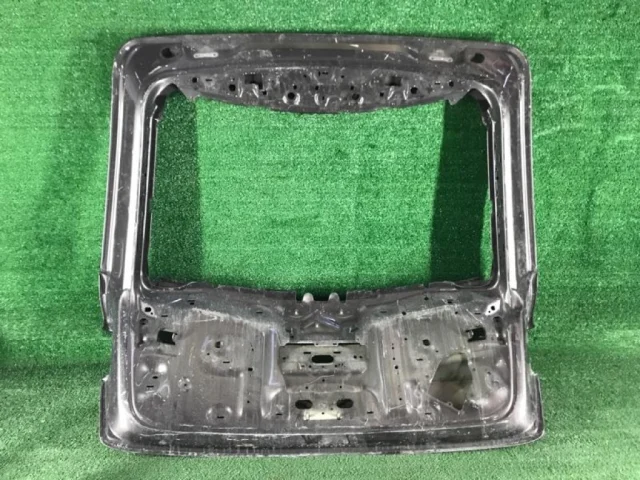 Крышка багажника для Audi Q8 4M 2018-2023 на фотографиях