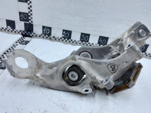 Цапфа задняя левая для Audi A6 C7 2010-2018 на фотографиях