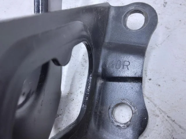 Петля капота правая для Toyota RAV4 XA50 2019+ на фотографиях