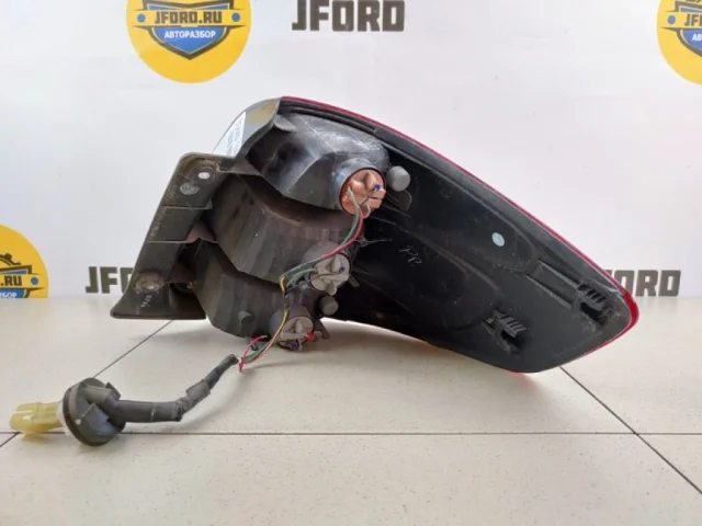 Фонарь левый для Suzuki SX4 2006-2009 на фотографиях