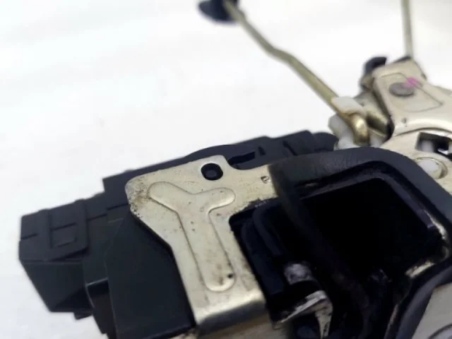 Уплотнитель передней правой двери для Renault Duster HS 2010-2015 на фотографиях