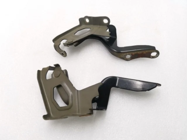 Петля капота правая для Toyota RAV4 XA40 rest 2015-2019 на фотографиях