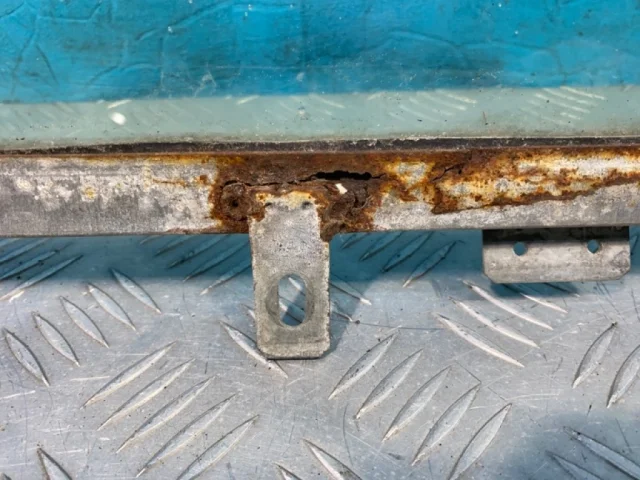 Стекло двери переднее левое для Volkswagen Passat Variant (B4, Typ 3A) 1993-1997 на фотографиях